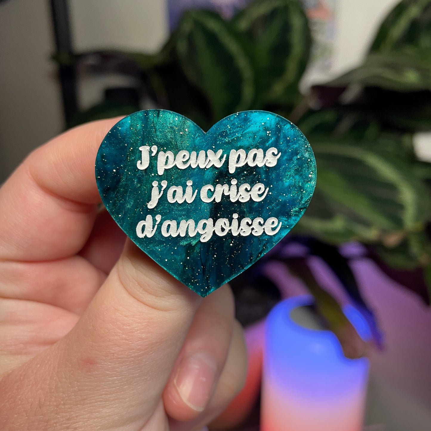 Broche "J'peux pas j'ai crise d'angoisse" en acrylique marbrée verte et noire à paillettes