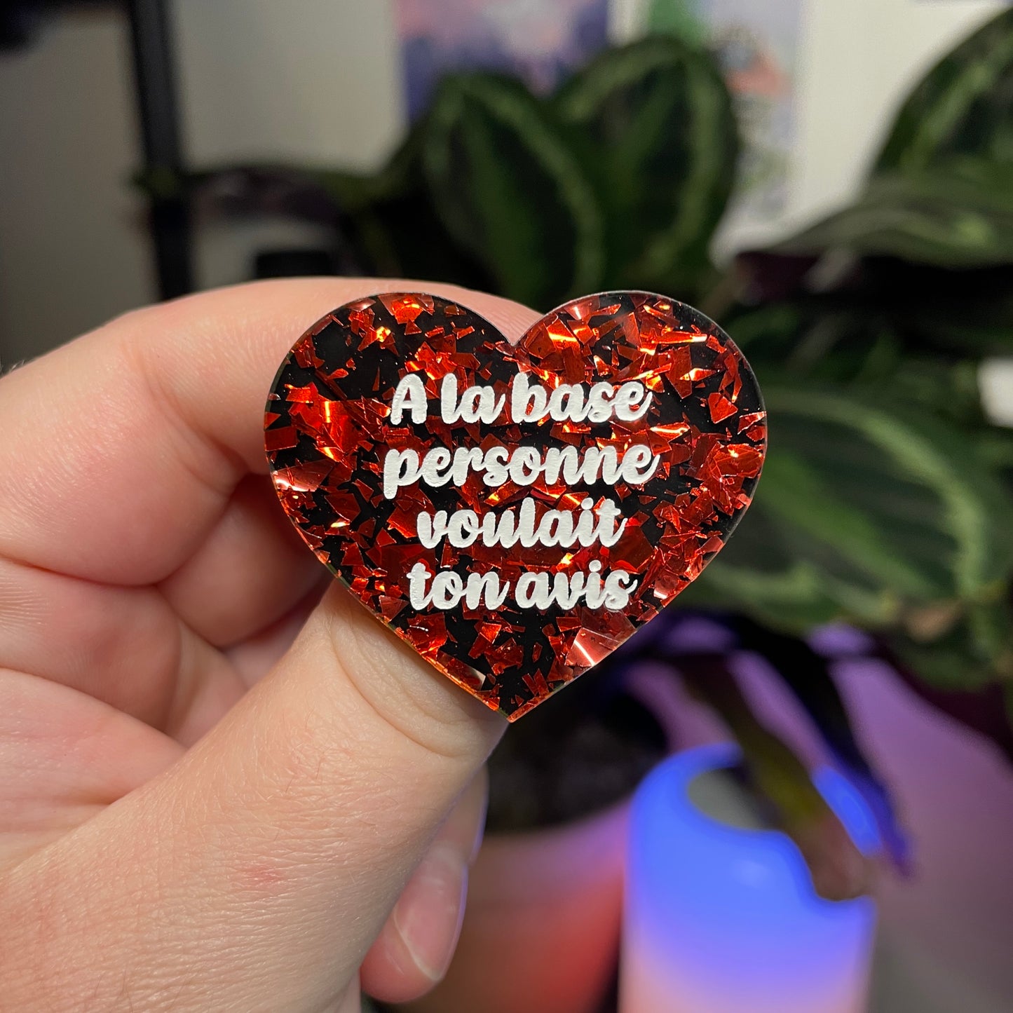 Broche "A la base personne voulait ton avis" en acrylique noire avec des éclats de confettis rouges
