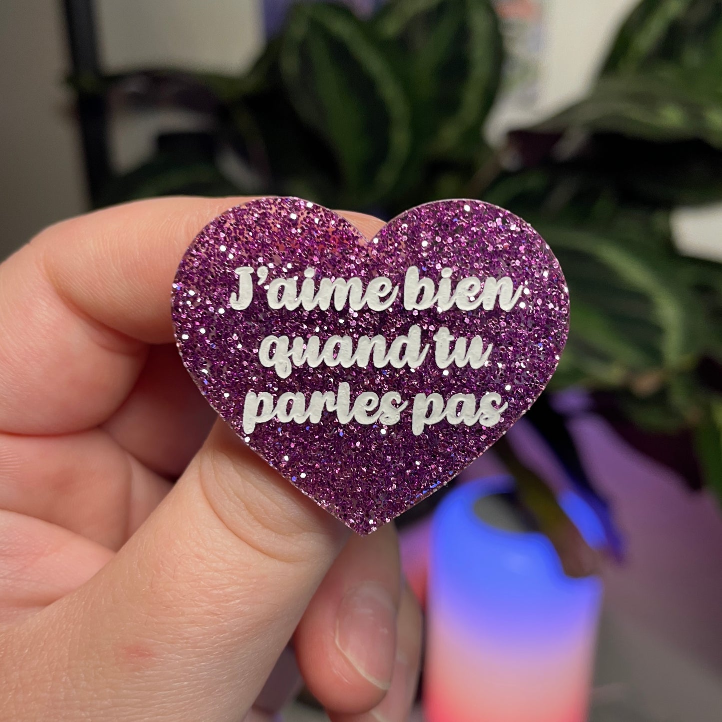 Broche "J'aime bien quand tu parles pas" en acrylique à paillettes violettes