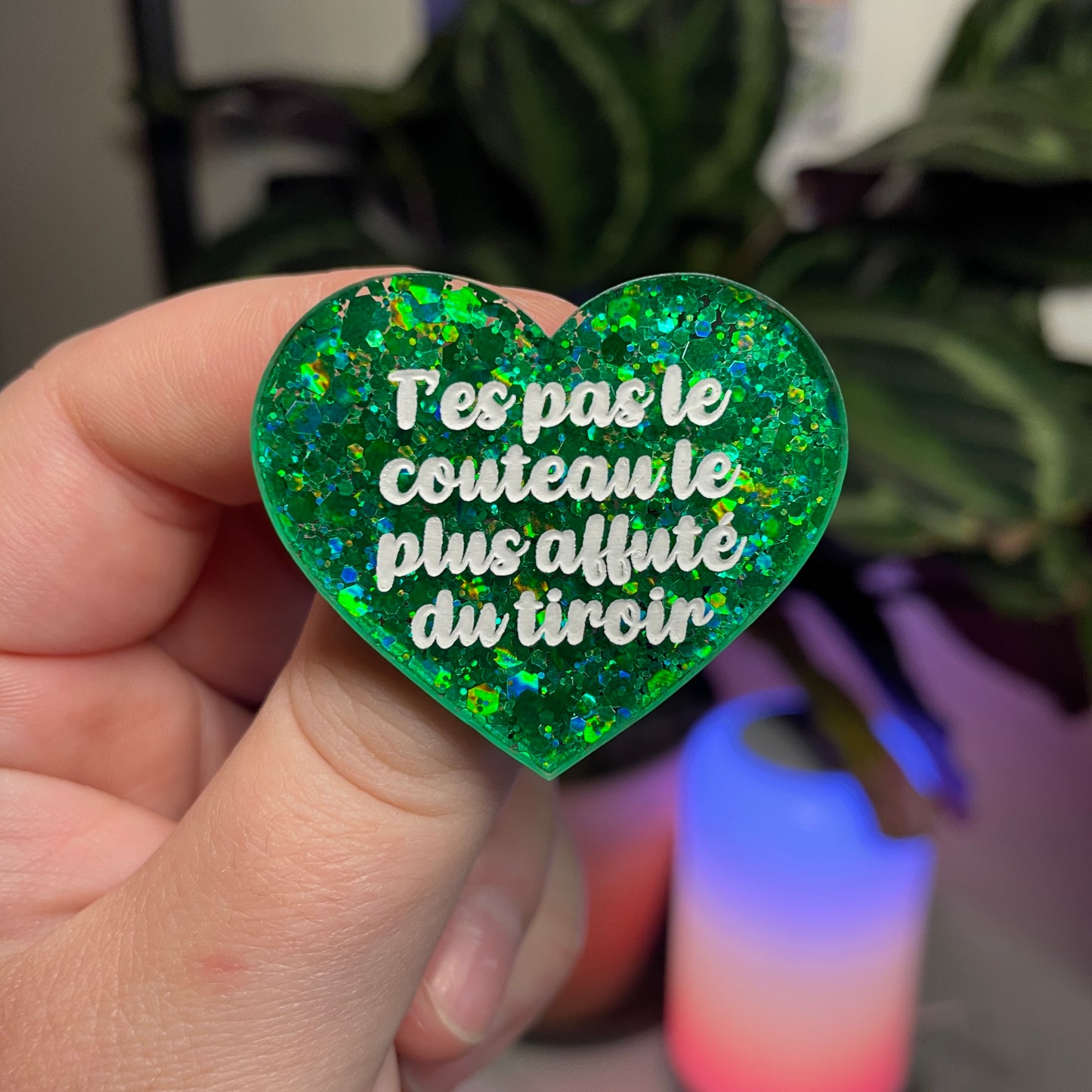 Broche "T'es pas le couteau le plus affuté du tiroir" en acrylique à paillettes vertes