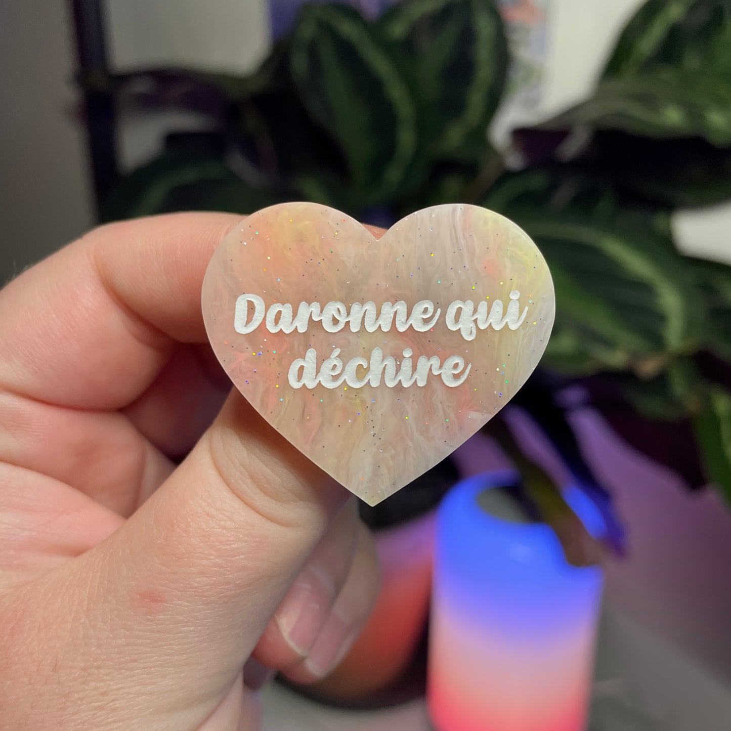 Broche "Daronne qui déchire" en acrylique marbrée corail, orange et jaune