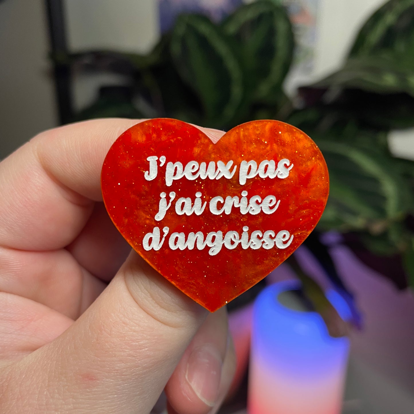 Broche "J'peux pas j'ai crise d'angoisse" en acrylique marbrée orange à paillettes