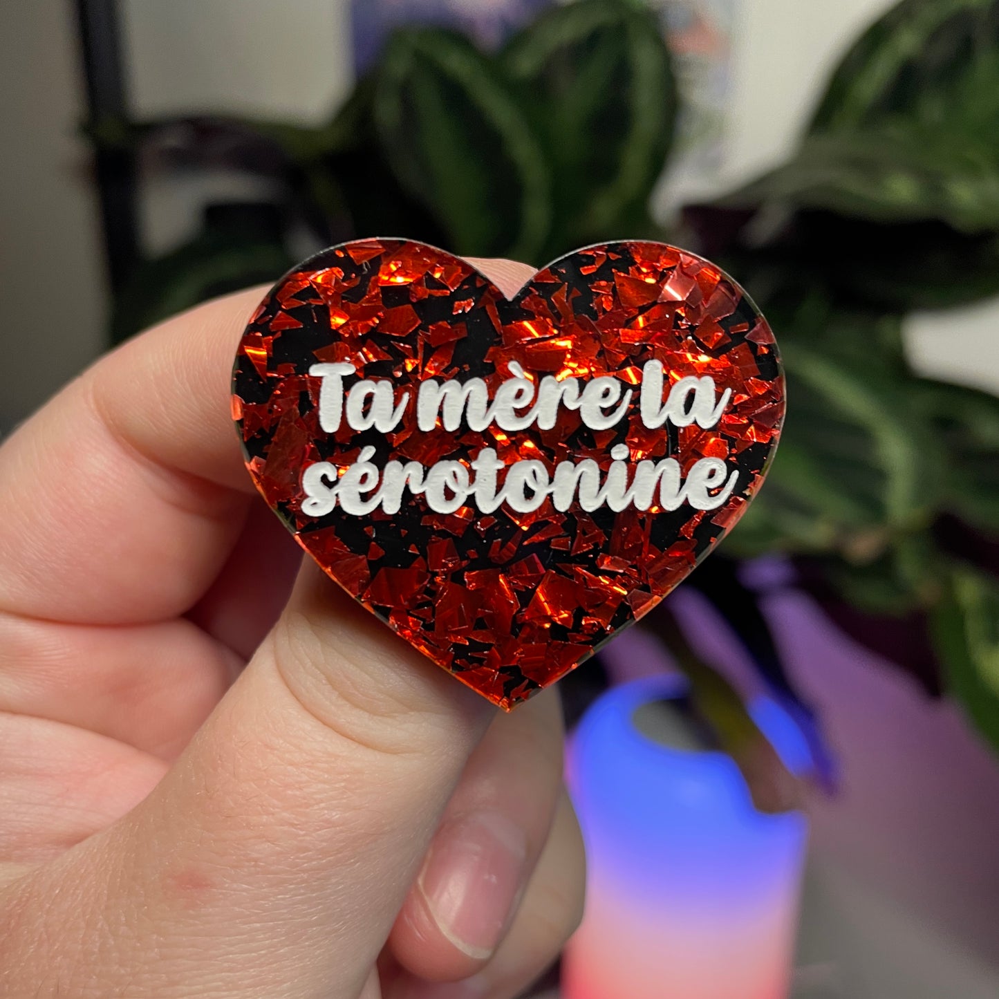 Broche "Ta mère la sérotonine" en acrylique noire avec des éclats de confettis rouges