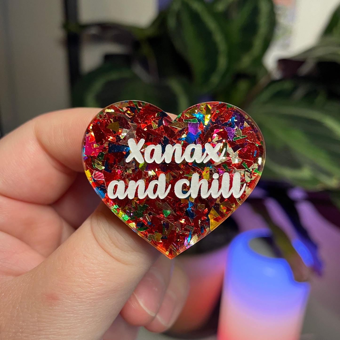 Broche "Xanax and chill" en acrylique transparente avec des confettis rouges et multicolores