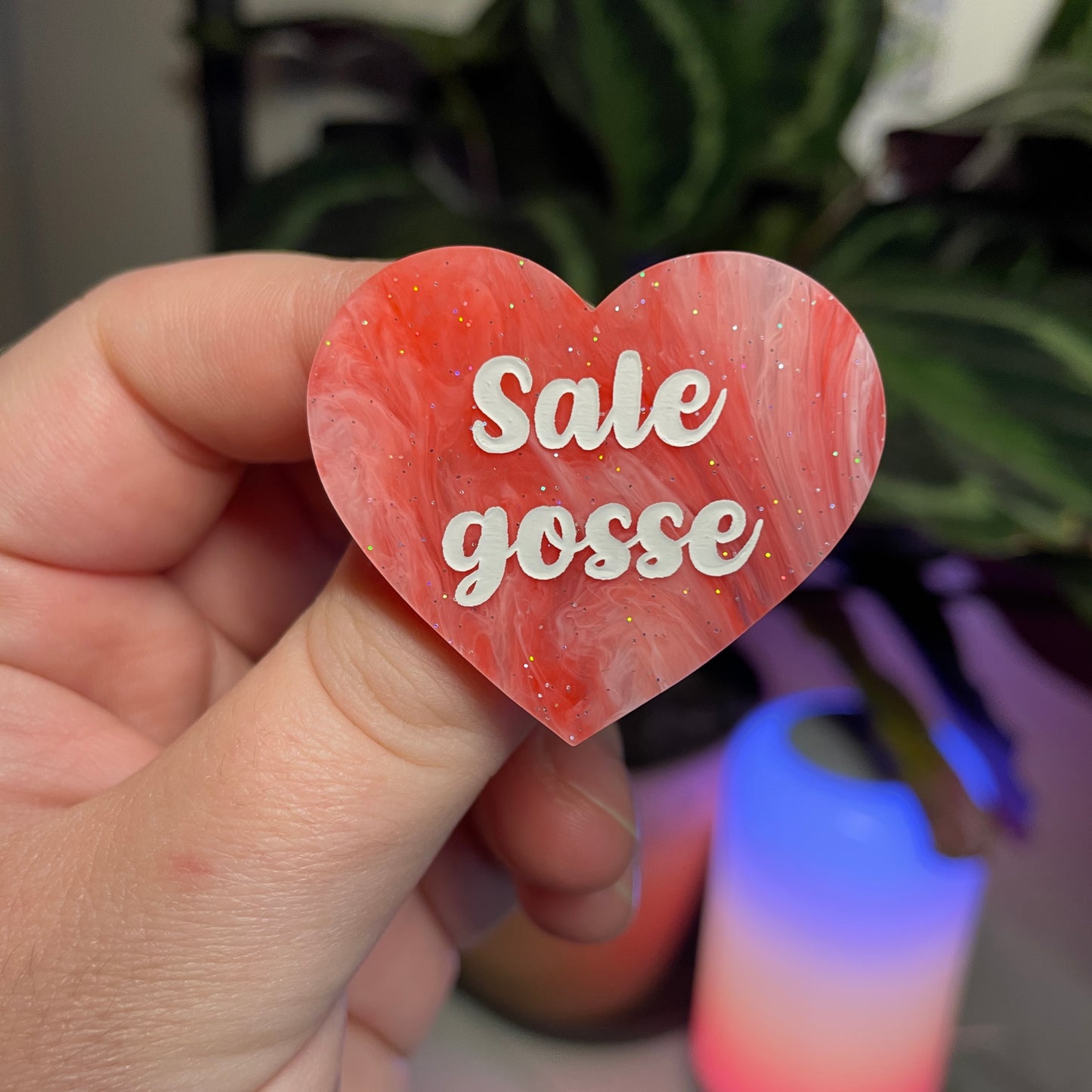 Broche "Sale gosse" en acrylique marbrée rouge et rose