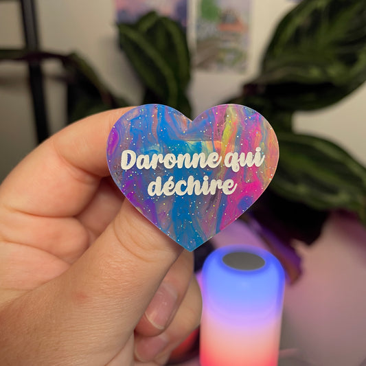 Broche "Daronne qui déchire" en acrylique marbrée multicolore