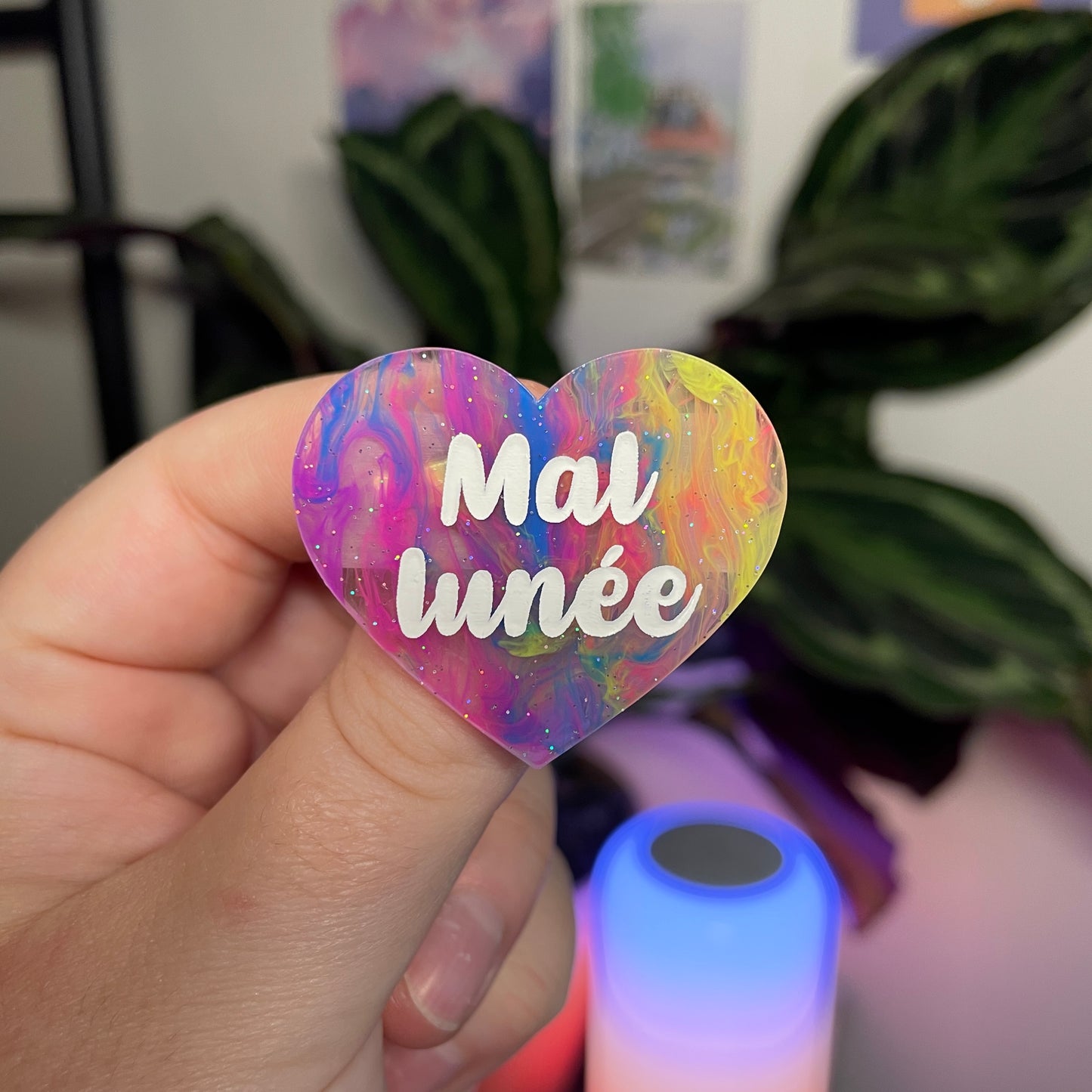 Broche "Mal lunée" en acrylique marbrée multicolore