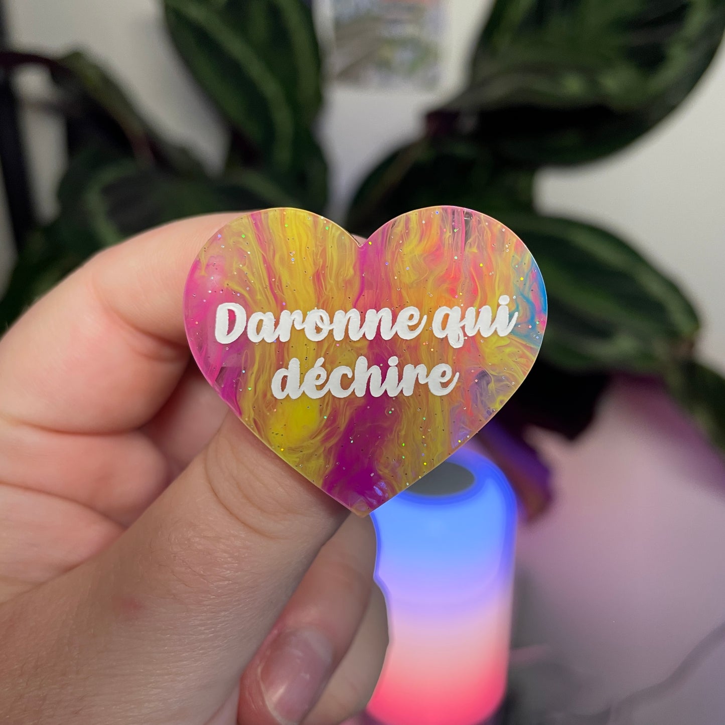 Broche "Daronne qui déchire" en acrylique marbrée multicolore