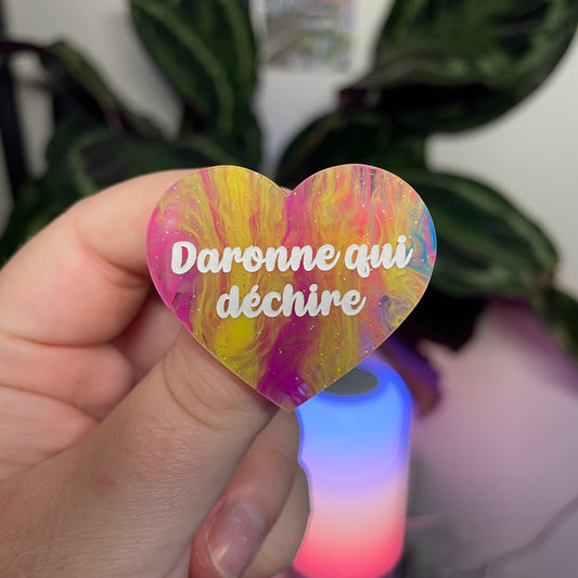 Broche "Daronne qui déchire" en acrylique marbrée multicolore