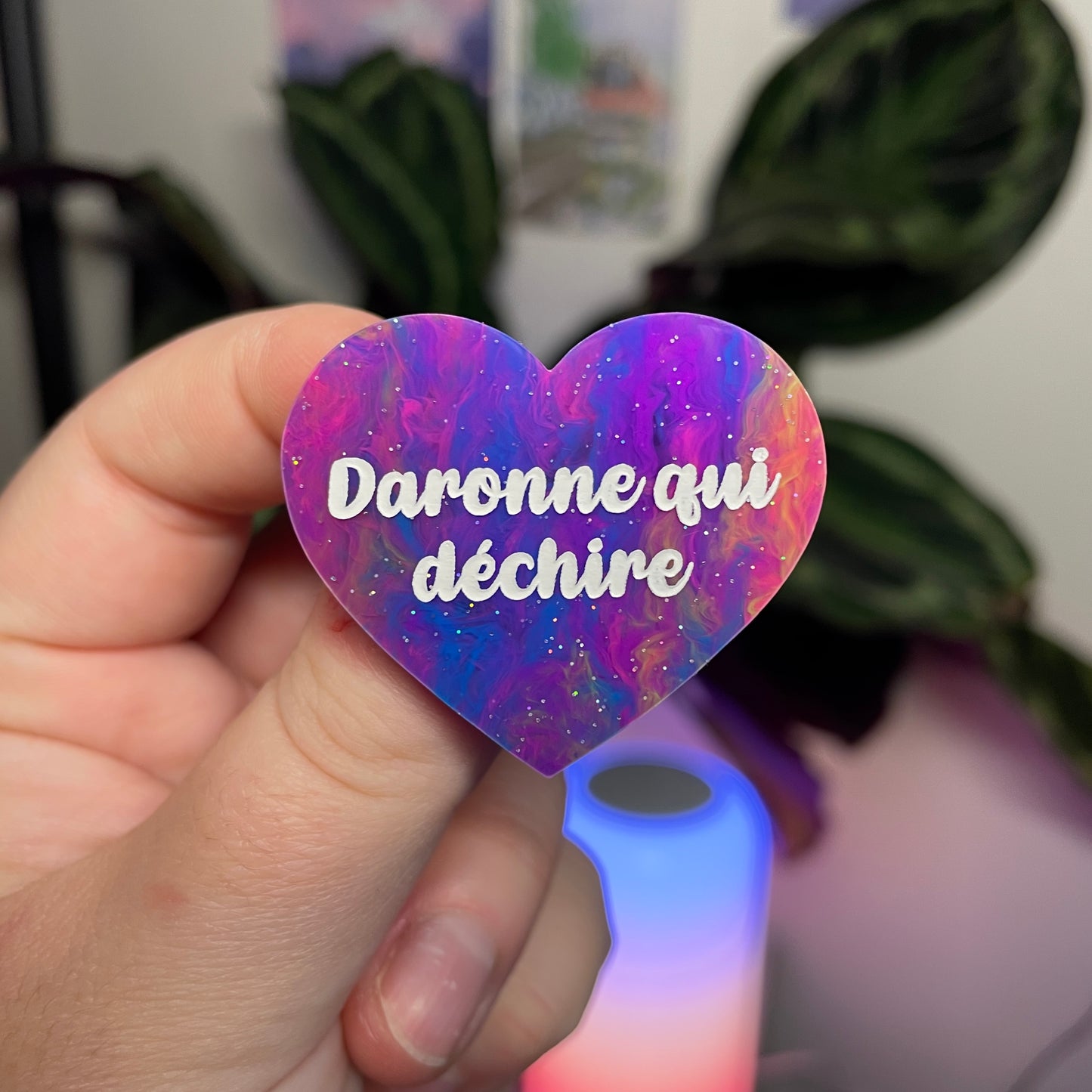 Broche "Daronne qui déchire" en acrylique marbrée multicolore