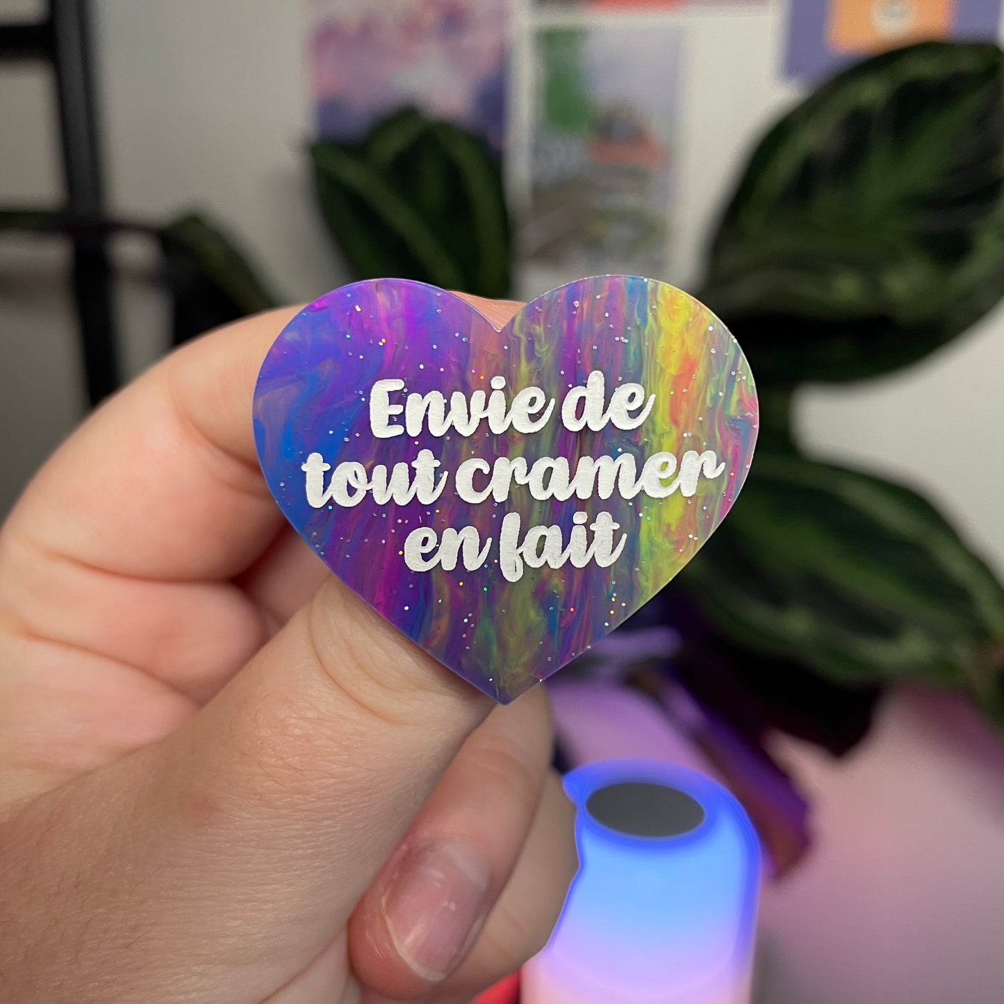 Broche "Envie de tout cramer en fait" en acrylique marbrée multicolore