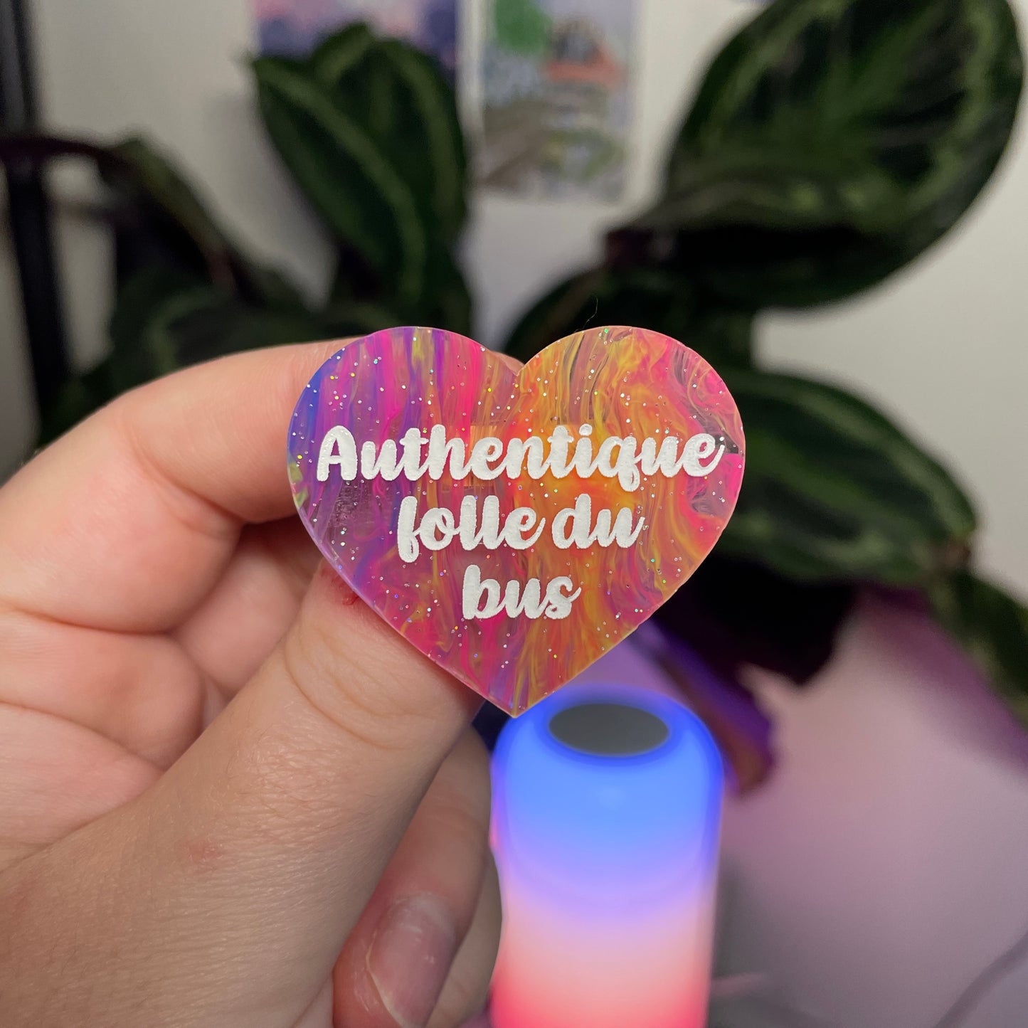 Broche "Authentique folle du bus" en acrylique marbrée multicolore