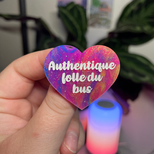 Broche "Authentique folle du bus" en acrylique marbrée multicolore