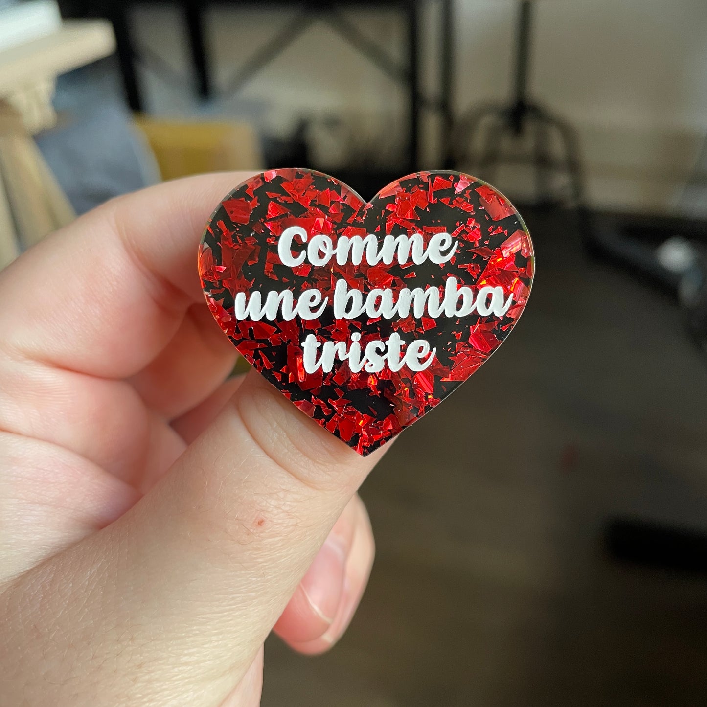 Broche "Comme une bamba triste" en acrylique noire avec de éclats de confettis rouges