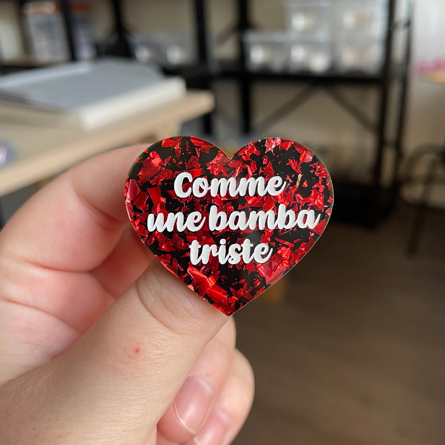 Broche "Comme une bamba triste" en acrylique noire avec de éclats de confettis rouges
