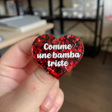 Charger l&#39;image dans la galerie, Broche &quot;Comme une bamba triste&quot; en acrylique noire avec de éclats de confettis rouges