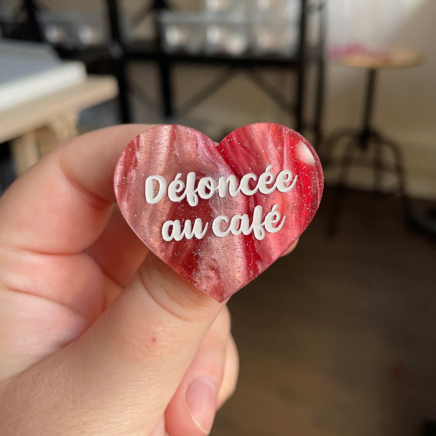 Broche "Défoncée au café" en acrylique marbrée blanche, rouge et marron à paillettes