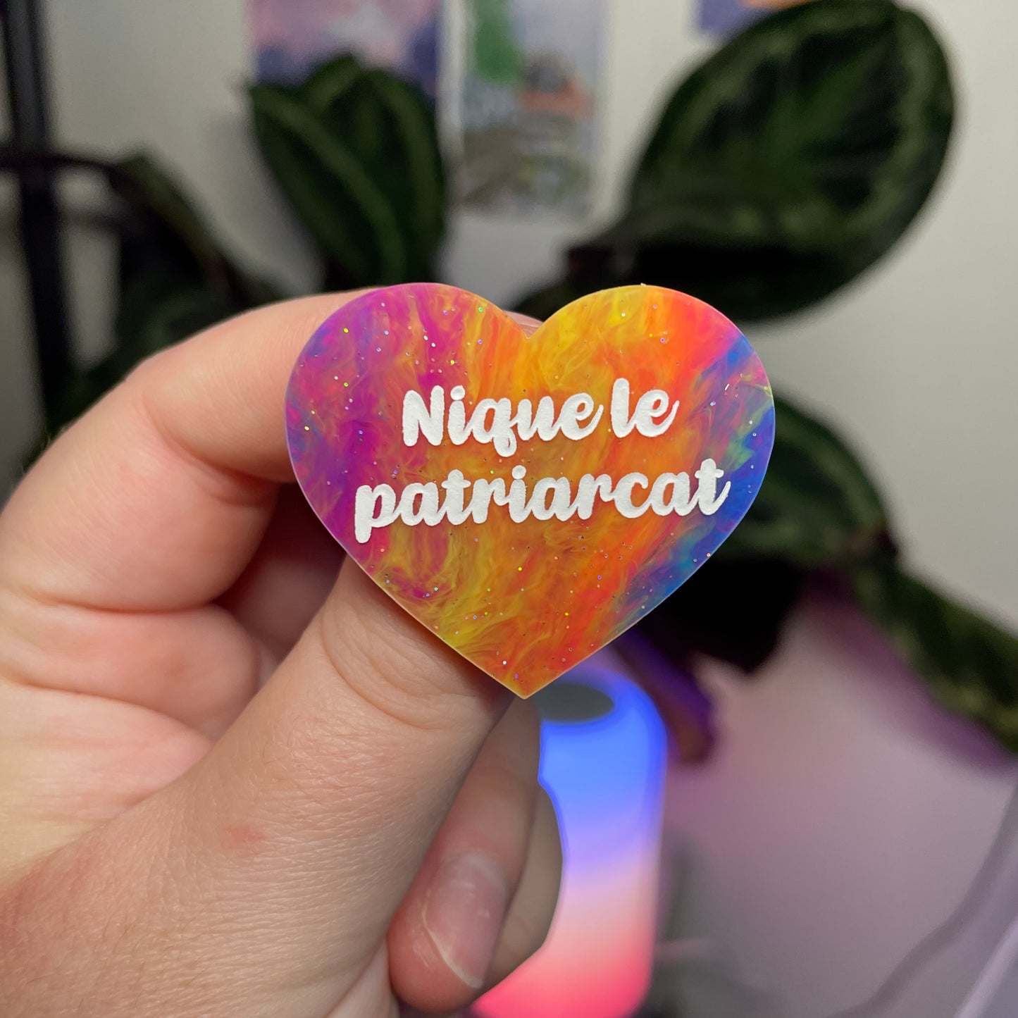 Broche "Nique le patriarcat" en acrylique marbrée multicolore