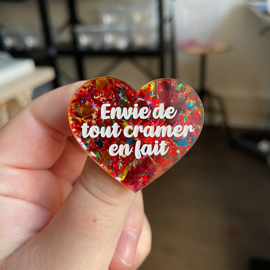 Broche "Envie de tout cramer en fait" en acrylique transparente avec des confettis rouges et multicolores