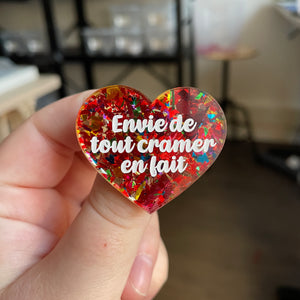 Broche "Envie de tout cramer en fait" en acrylique transparente avec des confettis rouges et multicolores