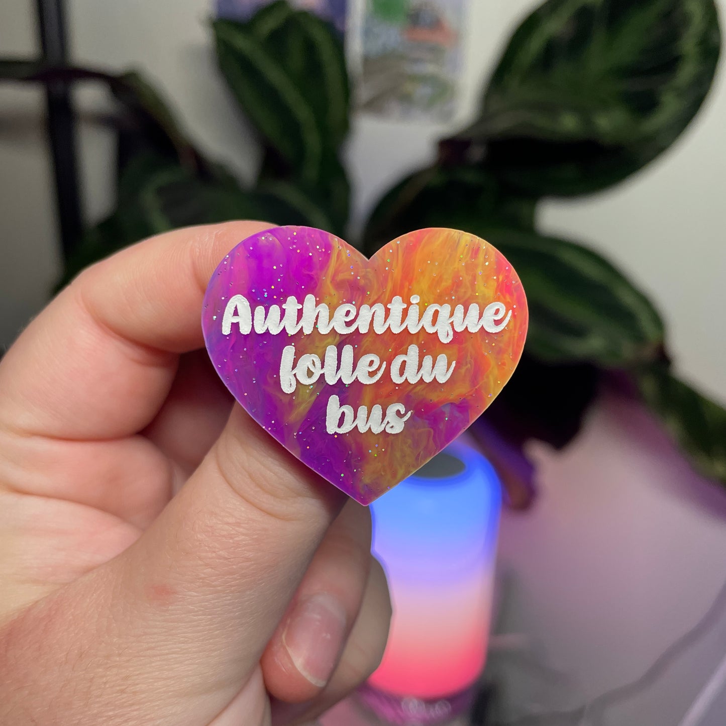 Broche "Authentique folle du bus" en acrylique marbrée multicolore