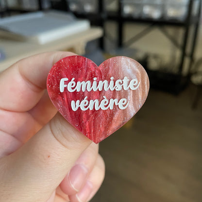 Broche "Féministe vénère" en acrylique marbrée rouge, marron et blanche à paillettes