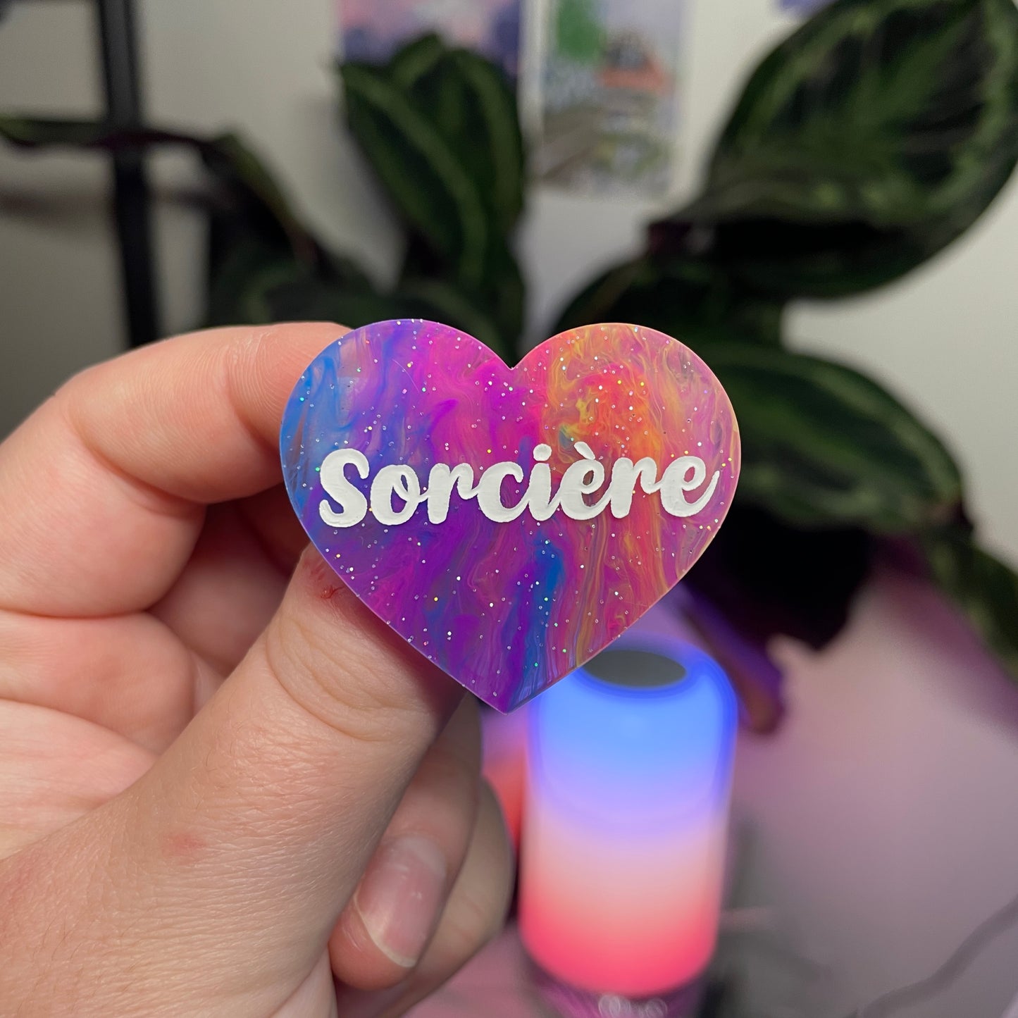 Broche "Sorcière" en acrylique marbrée multicolore
