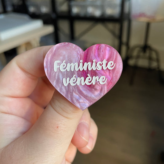 Broche "Féministe vénère" en acrylique marbrée rose et blanche à paillettes