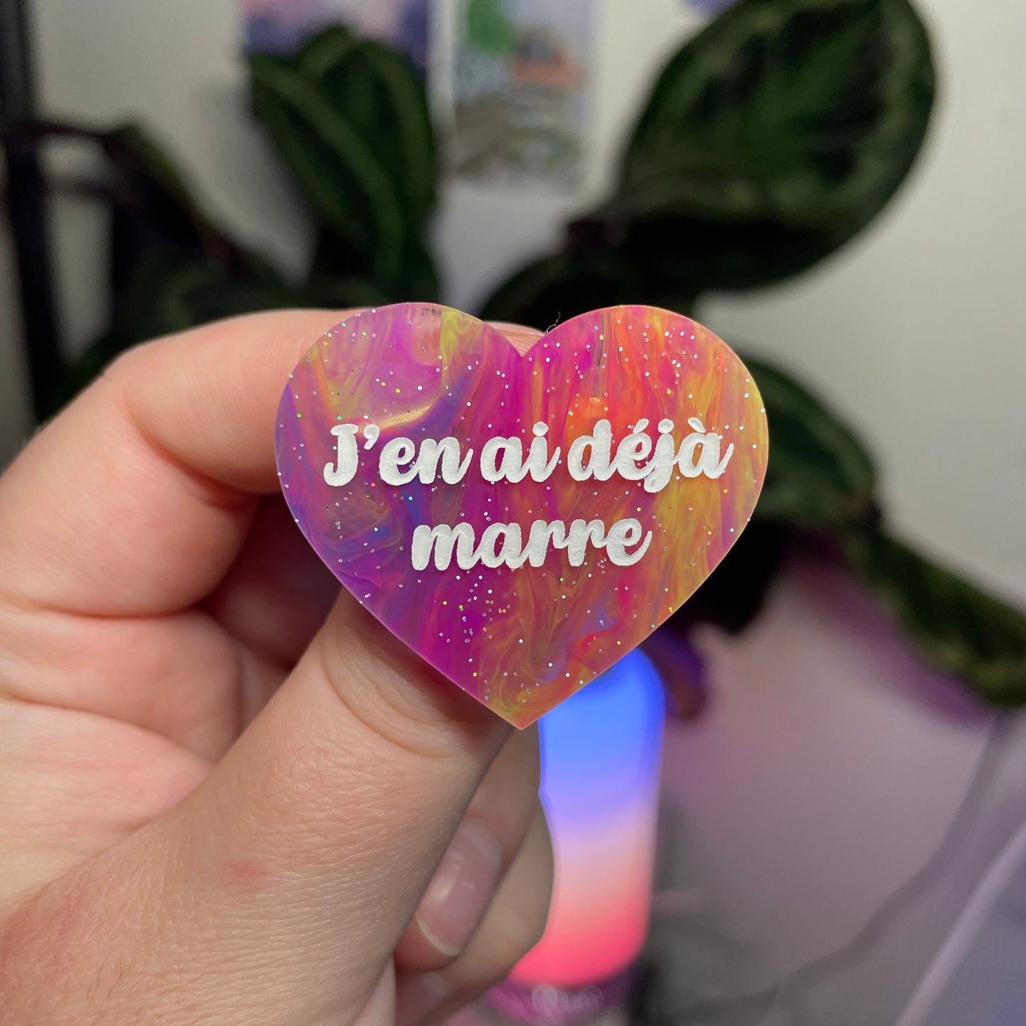 Broche "J'en ai déjà marre" en acrylique marbrée multicolore