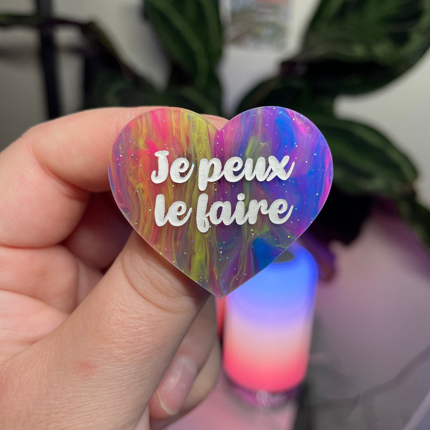 Broche "Je peux le faire" en acrylique marbrée multicolore