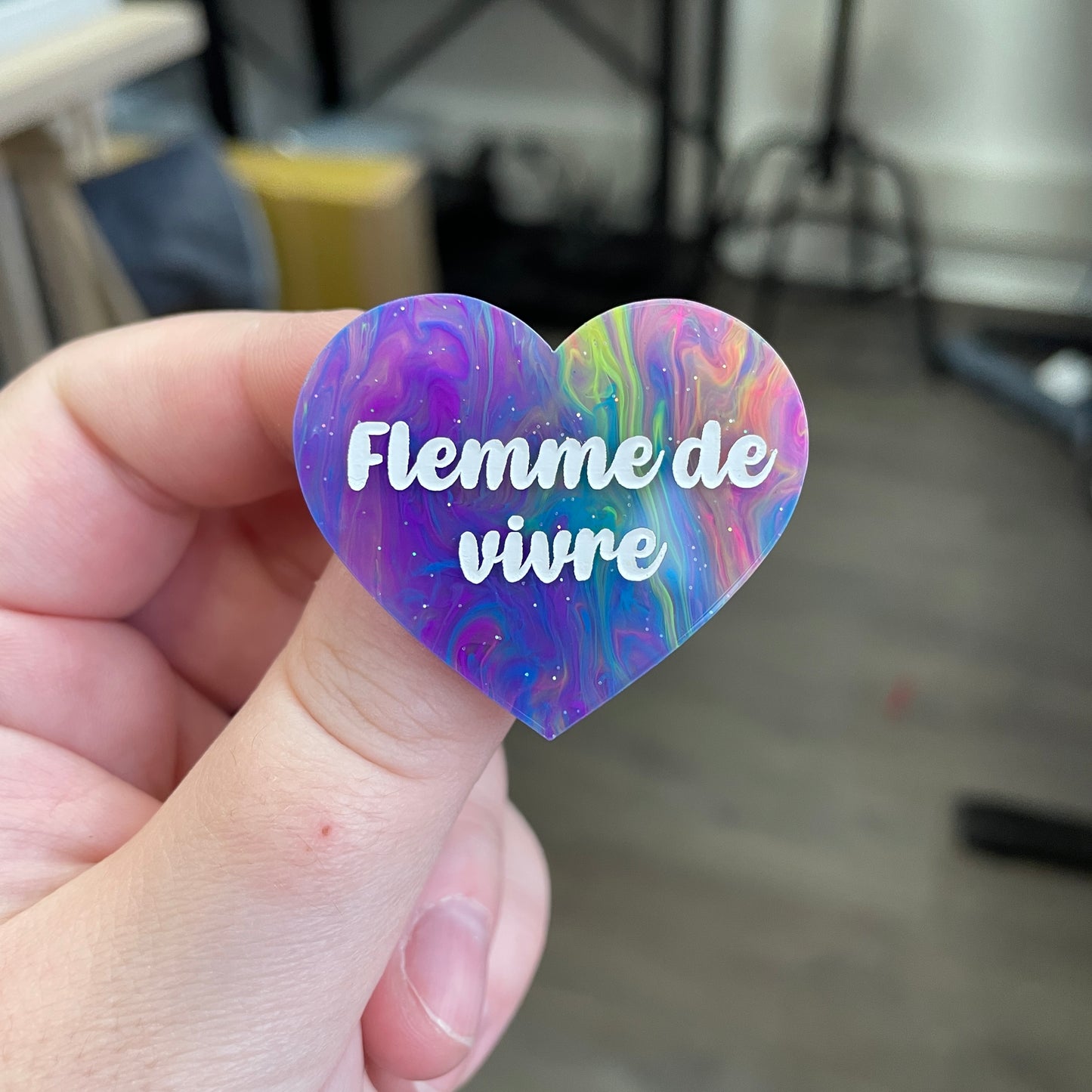 Broche "Flemme de vivre" en acrylique semi-transparente marbrée multicolore