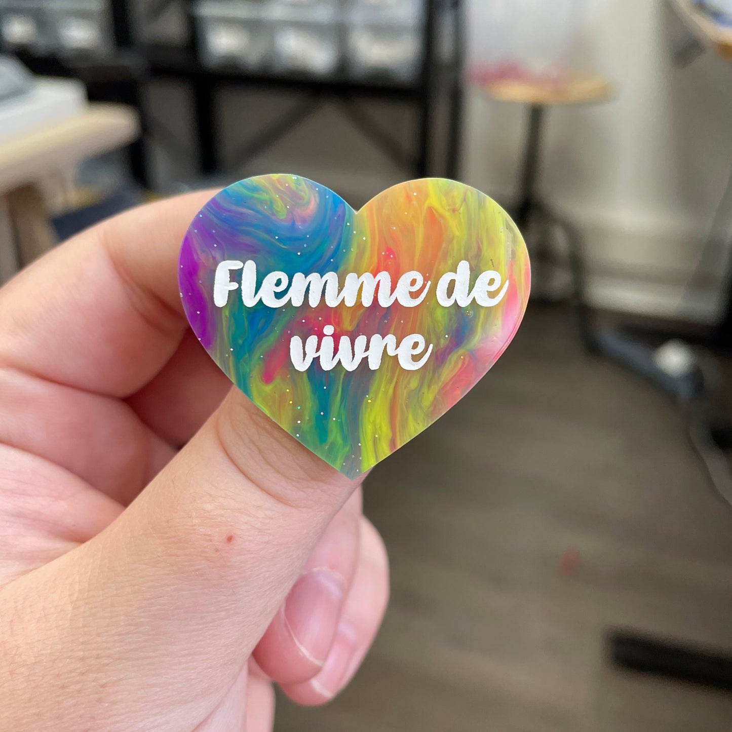 Broche "Flemme de vivre" en acrylique semi-transparente marbrée multicolore