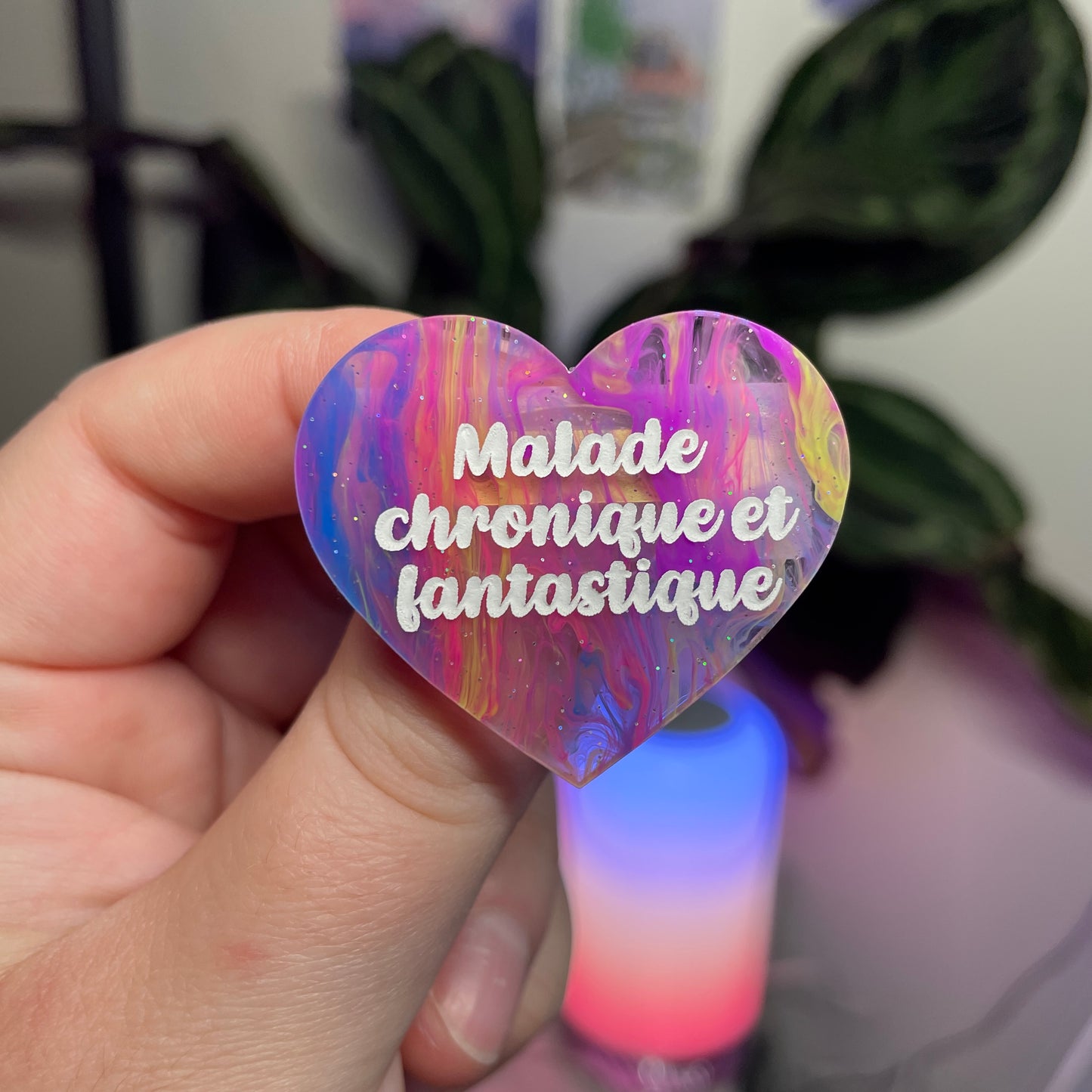 Broche "Malade chronique et fantastique" en acrylique marbrée multicolore