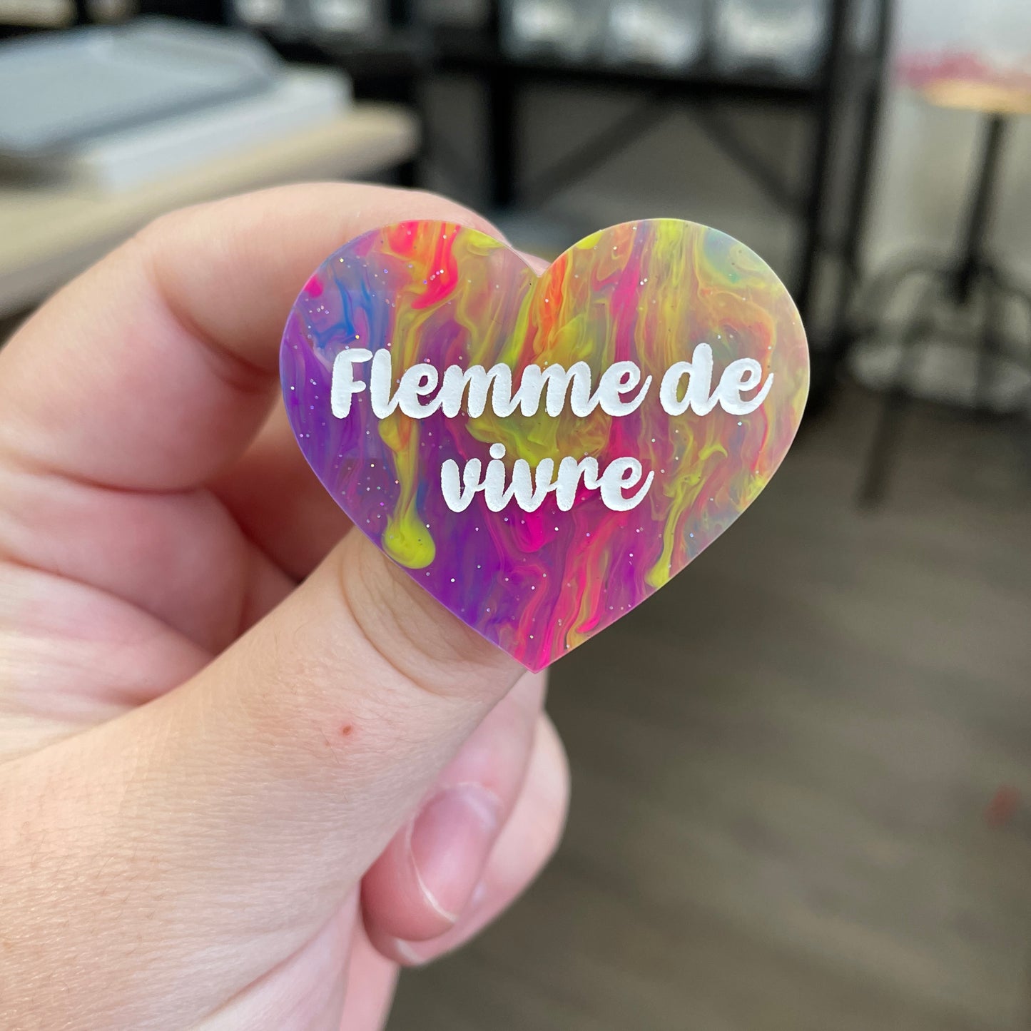 Broche "Flemme de vivre" en acrylique semi-transparente marbrée multicolore