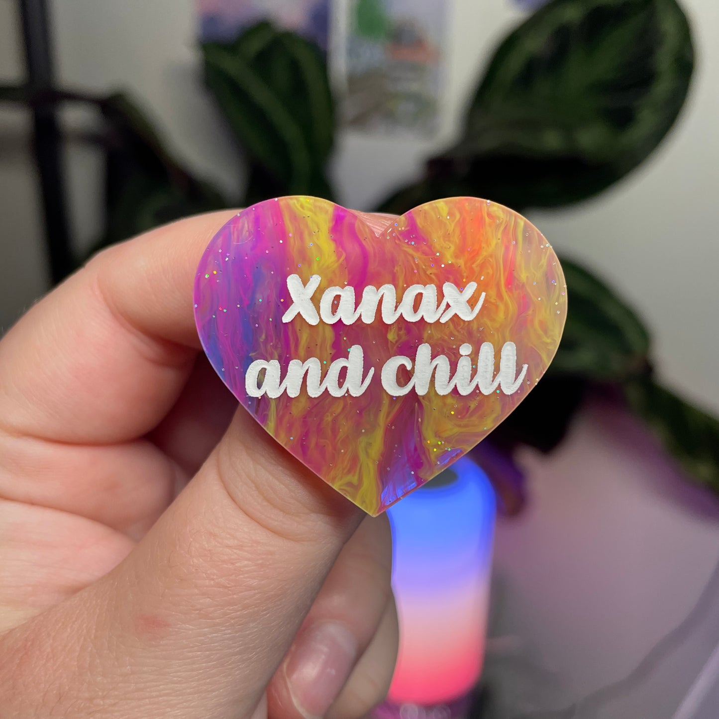 Broche "Xanax and chill" en acrylique marbrée multicolore