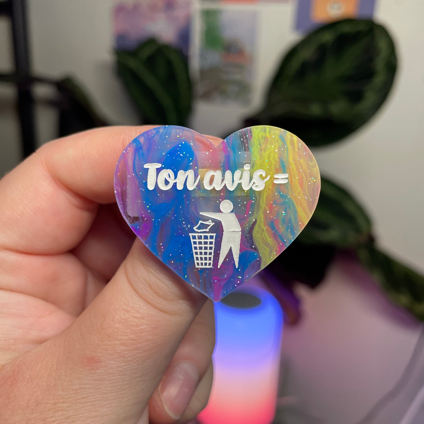Broche "Ton avis = poubelle" en acrylique marbrée multicolore