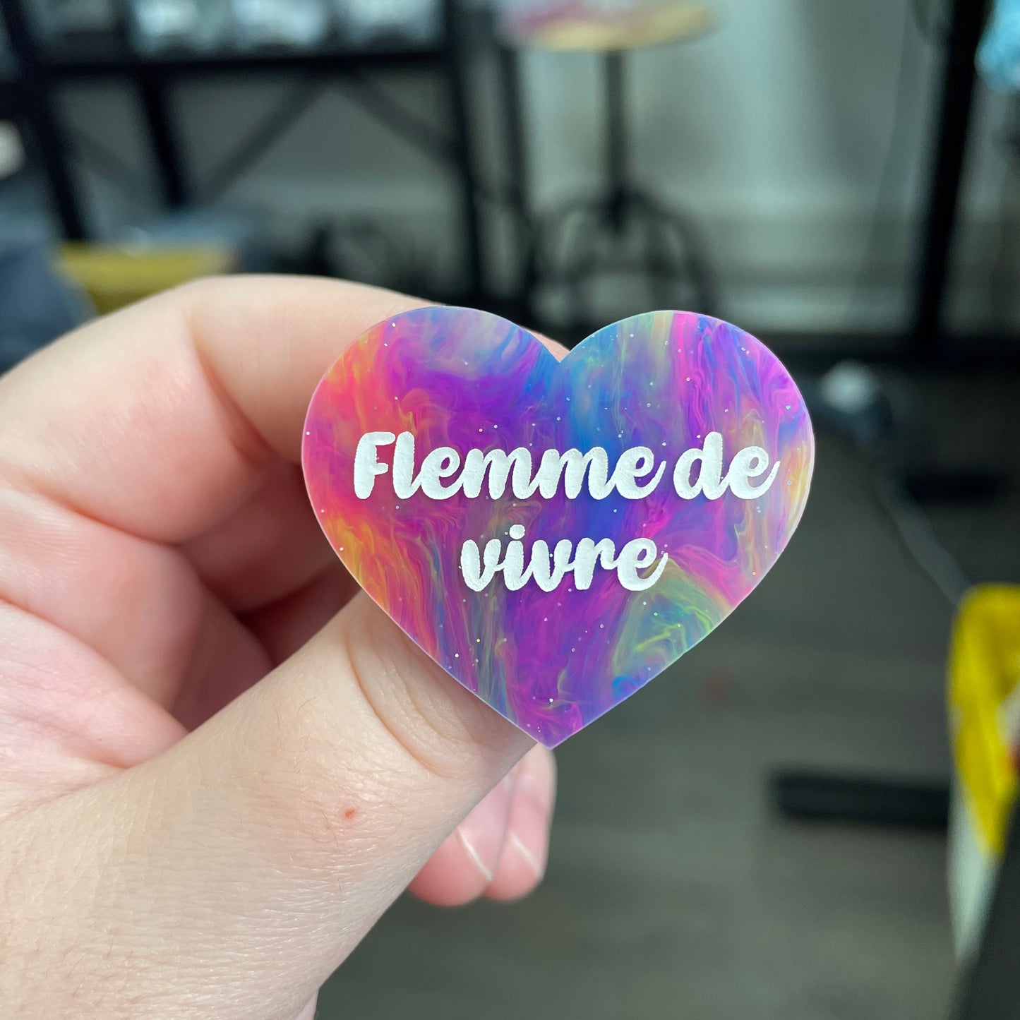 Broche "Flemme de vivre" en acrylique semi-transparente marbrée multicolore