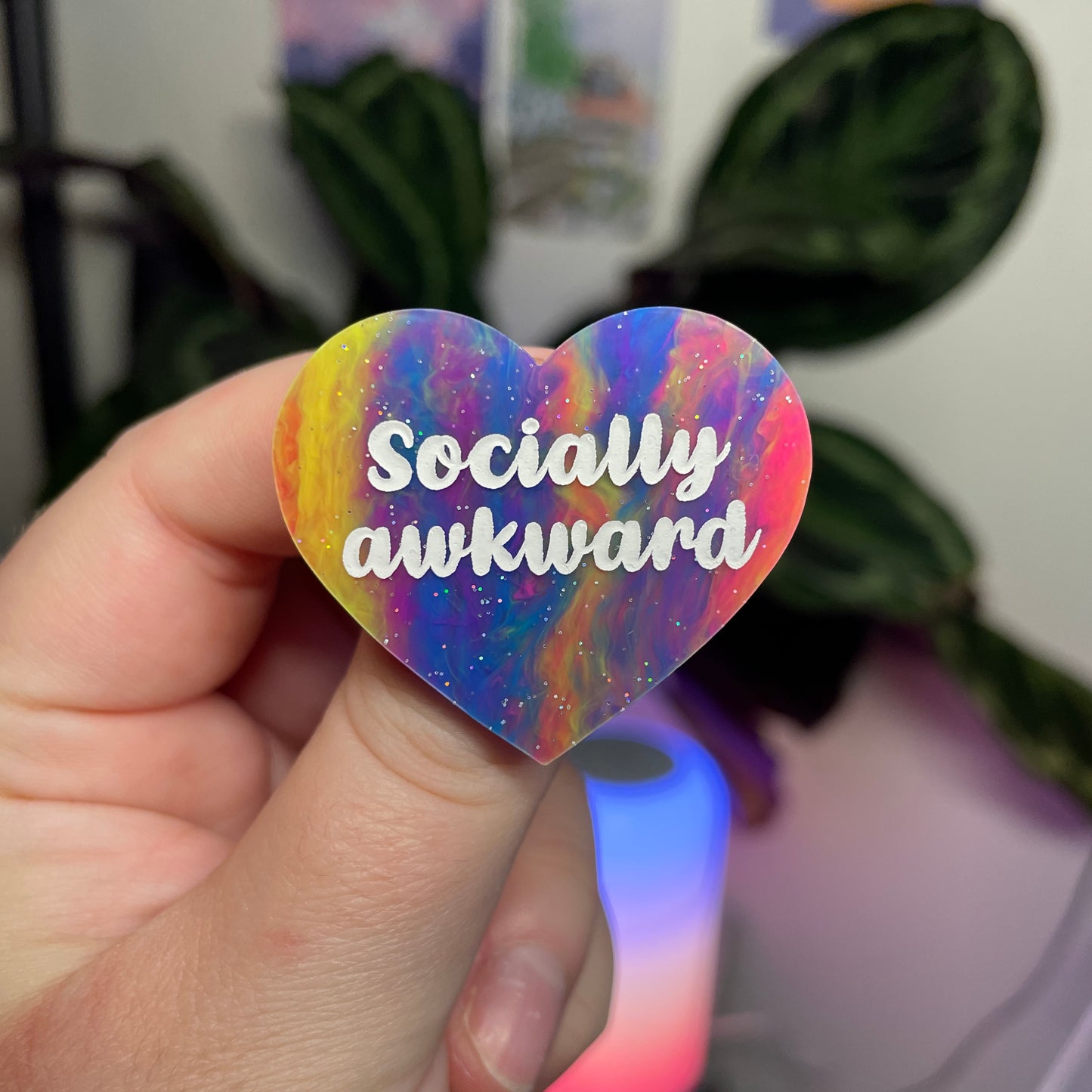 Broche "Socially awkward" en acrylique marbrée multicolore