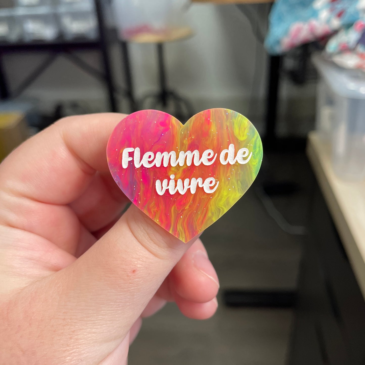 Broche "Flemme de vivre" en acrylique semi-transparente marbrée multicolore