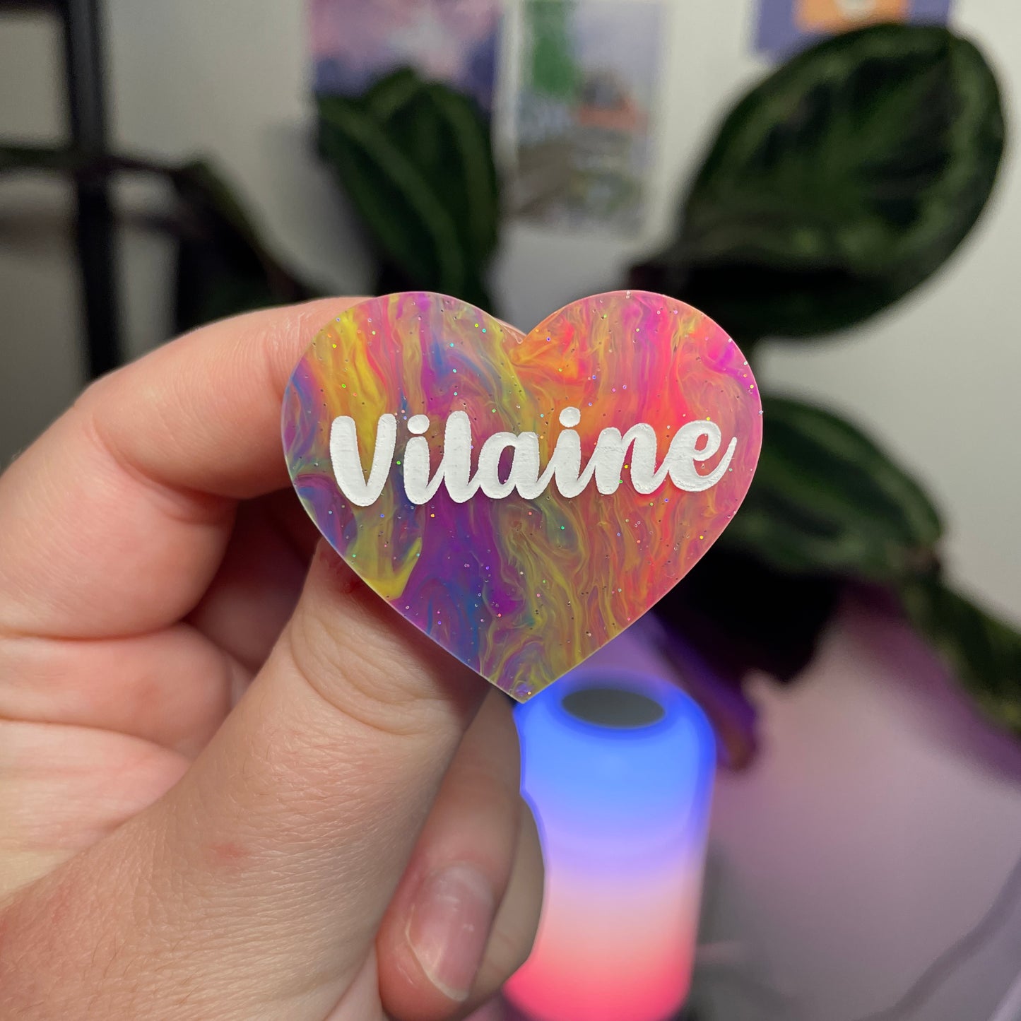 Broche "Vilaine" en acrylique marbrée multicolore