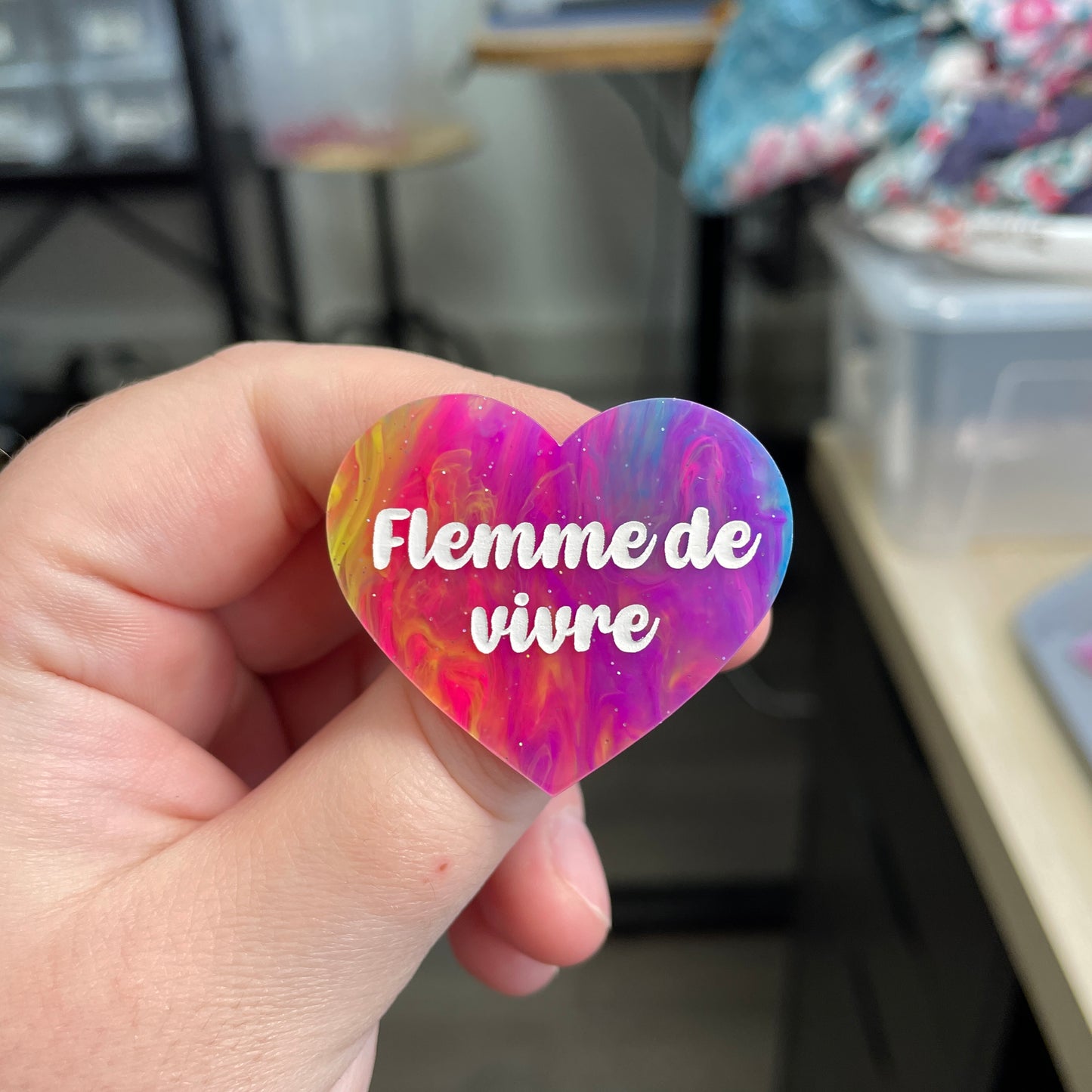 Broche "Flemme de vivre" en acrylique semi-transparente marbrée multicolore