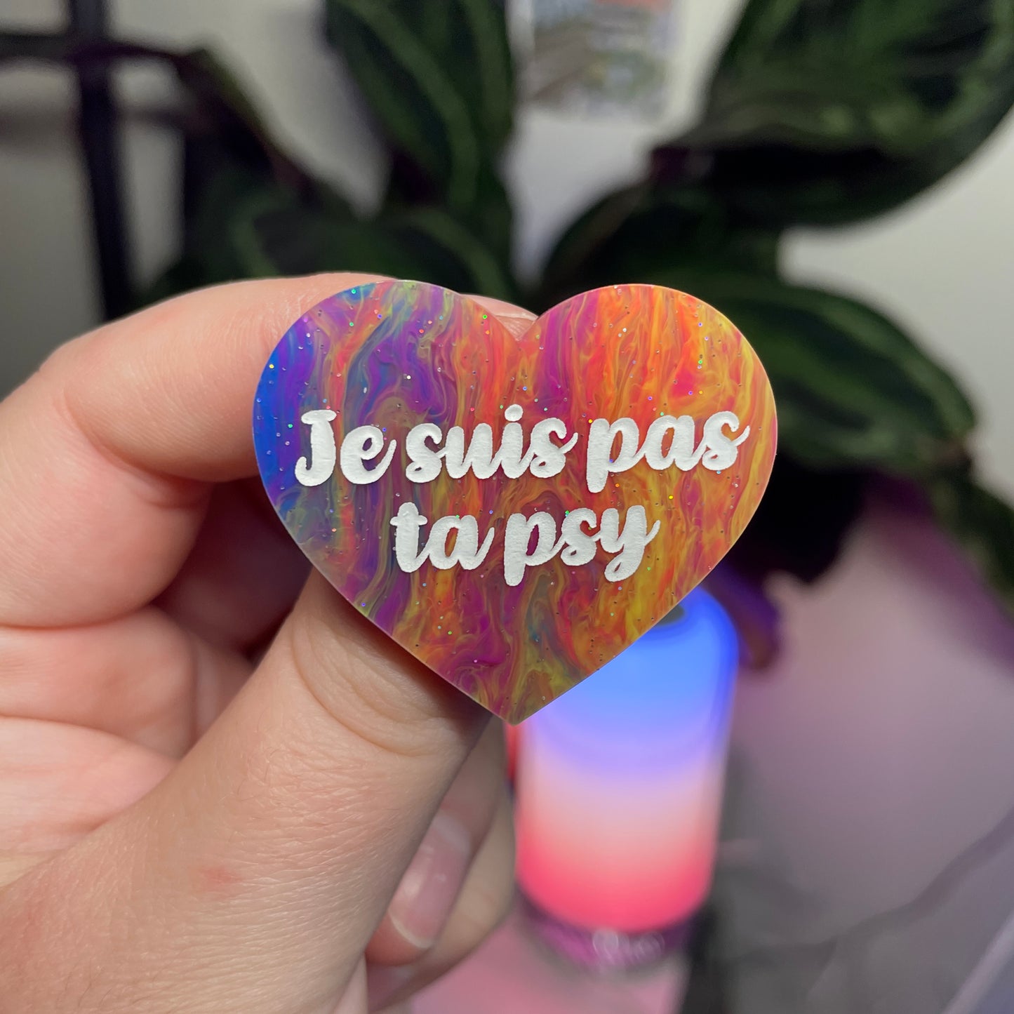 Broche "Je suis pas ta psy" en acrylique marbrée multicolore