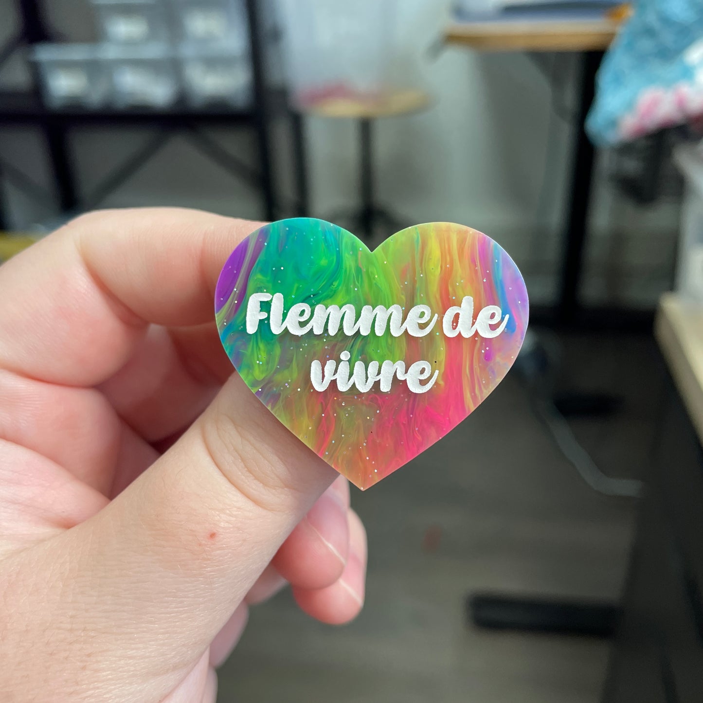 Broche "Flemme de vivre" en acrylique semi-transparente marbrée multicolore