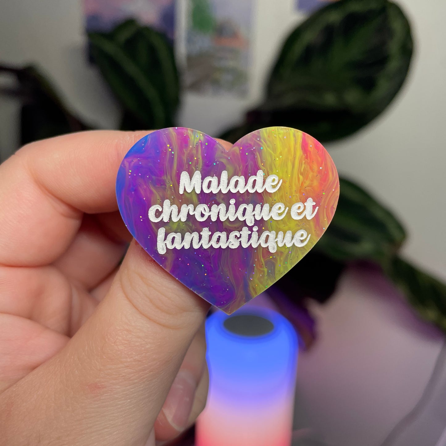 Broche "Malade chronique et fantastique" en acrylique marbrée multicolore
