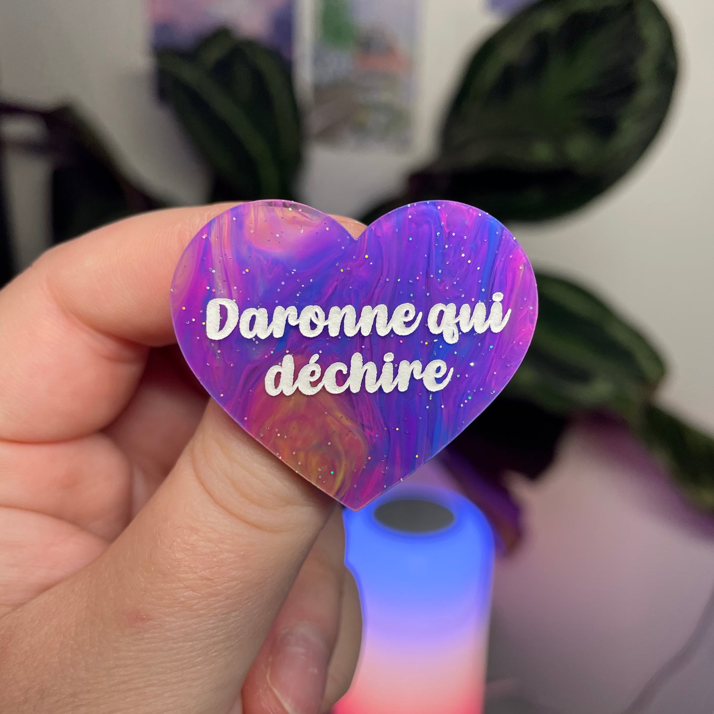 Broche "Daronne qui déchire" en acrylique marbrée multicolore