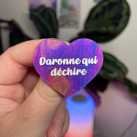 Broche "Daronne qui déchire" en acrylique marbrée multicolore