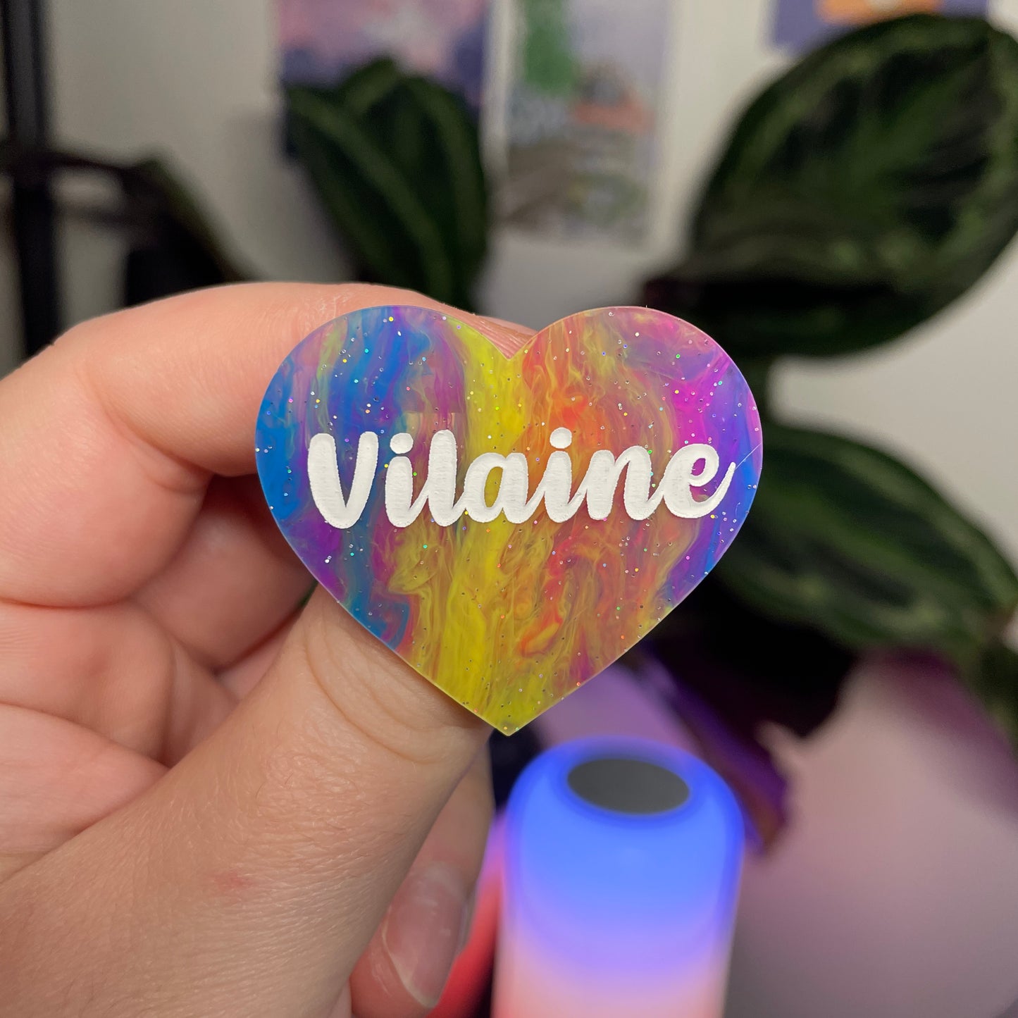 Broche "Vilaine" en acrylique marbrée multicolore