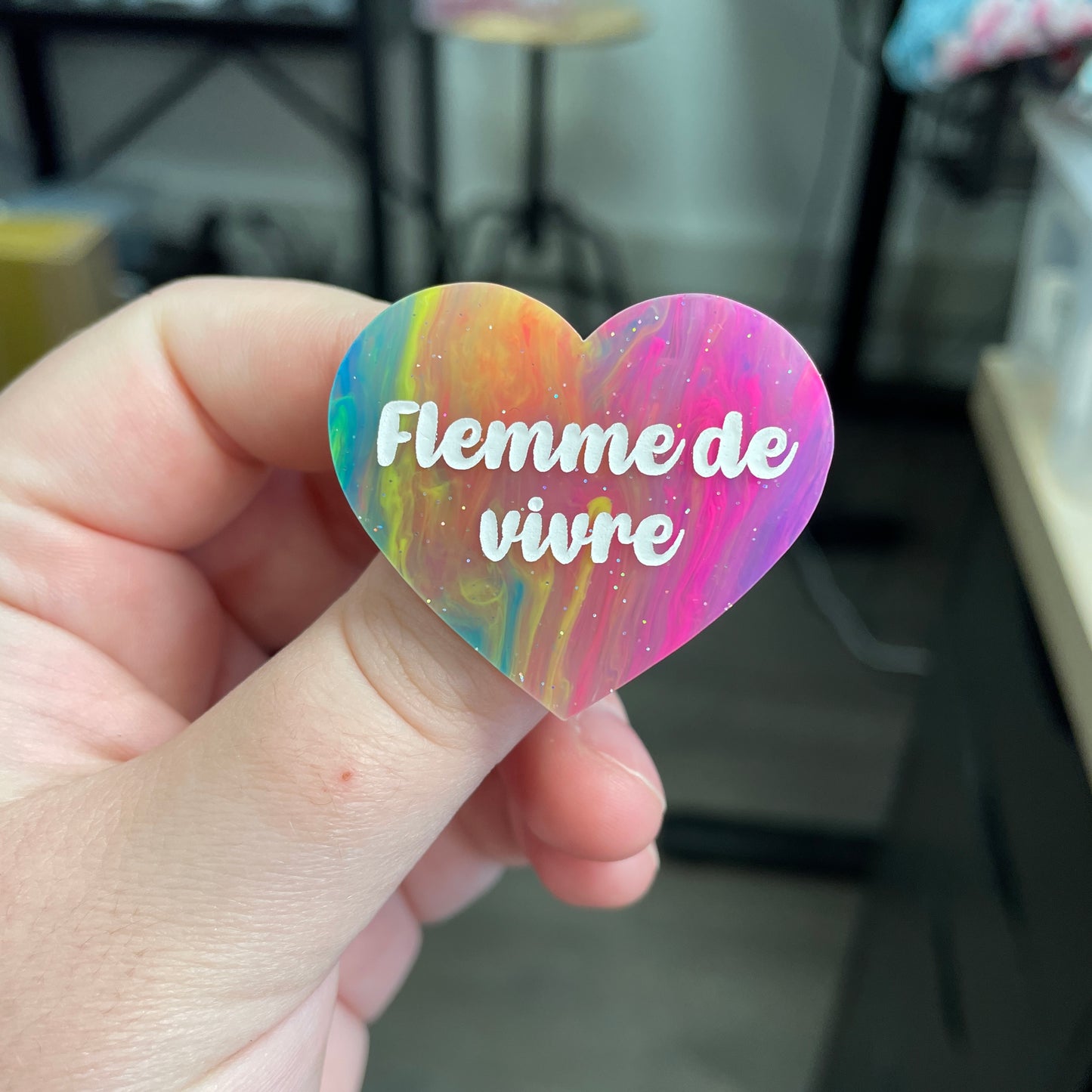 Broche "Flemme de vivre" en acrylique semi-transparente marbrée multicolore