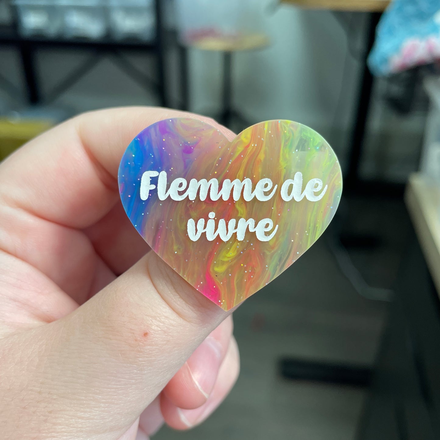 Broche "Flemme de vivre" en acrylique semi-transparente marbrée multicolore