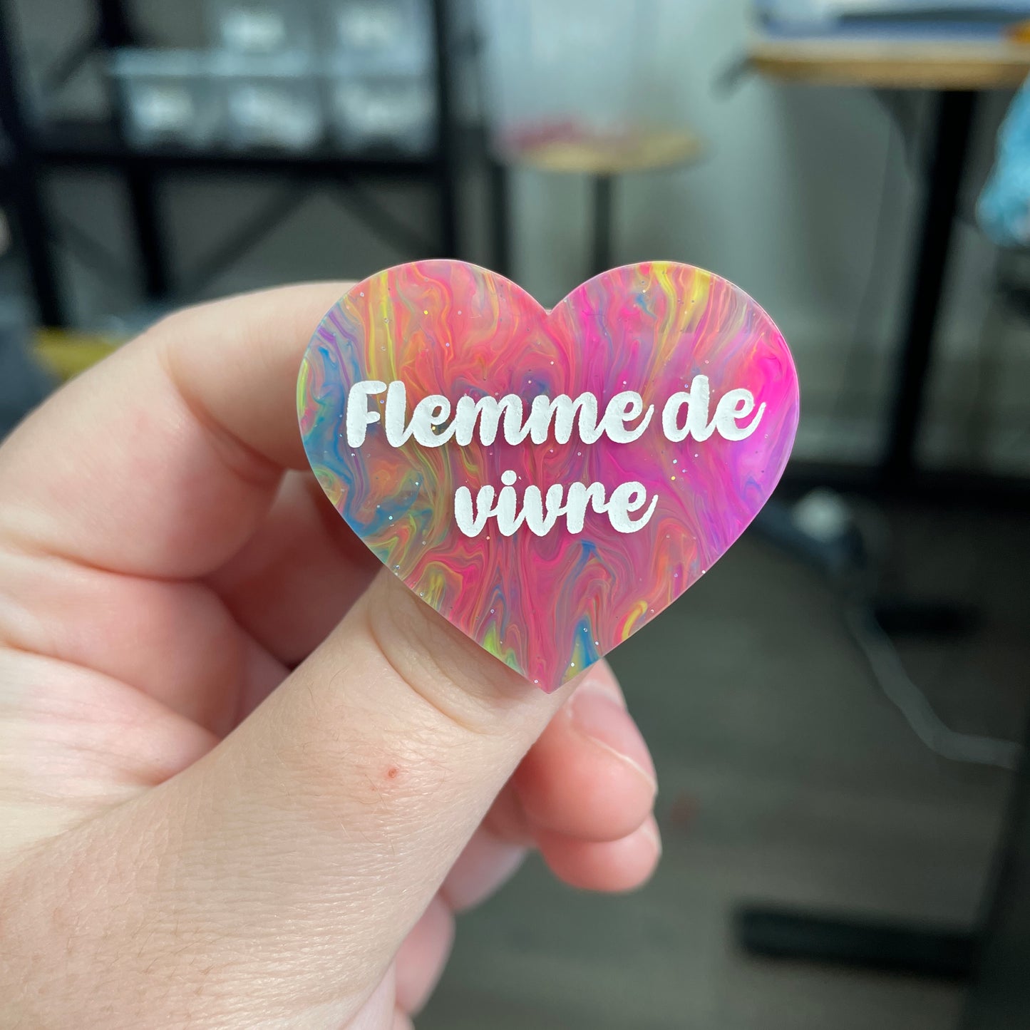 Broche "Flemme de vivre" en acrylique semi-transparente marbrée multicolore